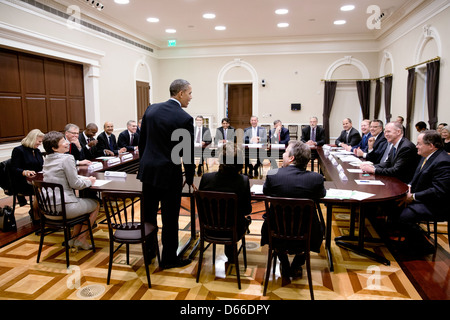 Il Presidente Usa Barack Obama scende da un incontro con la tavola rotonda aziendale CEO Comitato in Eisenhower Executive Office edificio della Casa Bianca Marzo 13, 2013 a Washington, DC. Foto Stock