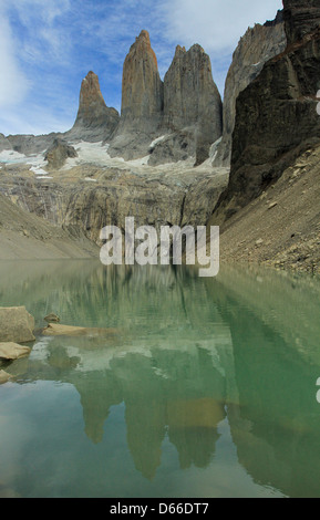 Una tarda mattinata shot delle torri a Torres Del Paine, Cile Foto Stock