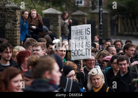 Londra, Regno Unito. Il 13 aprile 2013. I membri dell'anti austerità gruppo UK intonso in scena il loro caso 'Chi vuole sfrattare un milionario?' nel centro di Londra, 13 aprile 2013. Oltre 500 membri del gruppo e di altri attivisti si sono incontrati a Kings Cross Station prima gli organizzatori hanno rivelato la posizione e l'identità della loro ultima destinazione e viaggiato in tutta Londra per tenere una parte di strada al di fuori della casa del Signore Freud. Credito: George Henton/Alamy Live News Foto Stock