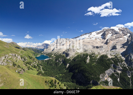 Estate vista del monte Marmolada e Lago Fedaia, Trentino, Italia Foto Stock