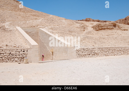 Ingresso al luogo di sepoltura di Ramesse IV (KV2), a est la Valle dei Re, Luxor (TEBE), Egitto, Africa Foto Stock