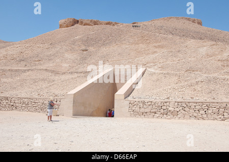 Ingresso al luogo di sepoltura di Ramesse IV (KV2), a est la Valle dei Re, Luxor (TEBE), Egitto, Africa Foto Stock