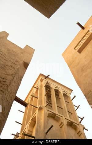 Windtowers nel vecchio quartiere mercantile di Bastakiya a Dubai negli Emirati Arabi Uniti. Foto Stock