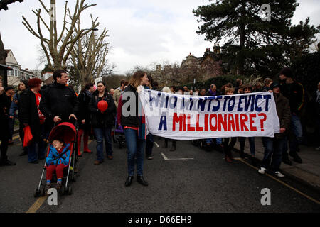 Londra, Regno Unito. Il 13 aprile 2013. "Chi vuole sfrattare un milionario?' evento tenutosi dal Regno Unito sono state non tagliato utilizzando la disobbedienza civile a Londra per protestare contro una massiccia ondata di tagli che colpiscono milioni di persone in tutto il paese. Manifestanti marciano in Highgate. Credito: Lydia Pagoni /Alamy Live News Foto Stock