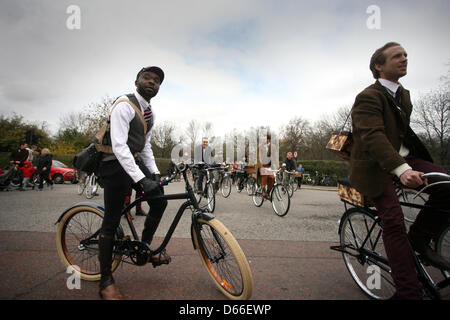 Londra, Regno Unito. Il 13 aprile 2013. La Tweed Run è un gruppo in bicicletta attraverso il centro di Londra in cui i ciclisti sono attesi per vestire in inglese tradizionale abbigliamento ciclismo, particolarmente tweed più quattro tute. Credito: Stuart Emmerson /Alamy Live News Foto Stock