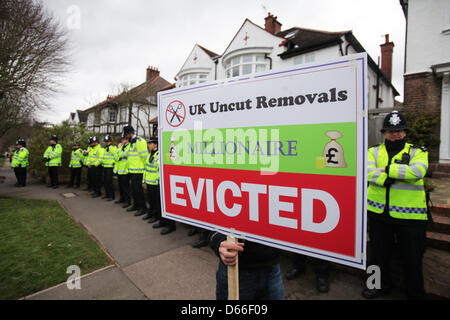 Londra, Regno Unito. Il 13 aprile 2013. Attivista erige un avviso di sfratto al di fuori della casa di Londra del Signore Freud, Ministro Welfare e un fautore chiave della camera da letto "imposta".Credit: Rob Pinney/Alamy Live News Foto Stock