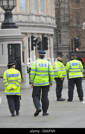 Trafalgar Square, Londra, Regno Unito. Il 13 aprile 2013. Un solitario Class War protester con un banner e un visibilmente maggiore sicurezza presenza (sia pubblici che privati e funzionari di polizia) in Trafalgar Square prima della prevista anti Thatcher protestare contro questa sera. Credito: Matteo Chattle/Alamy Live News Foto Stock