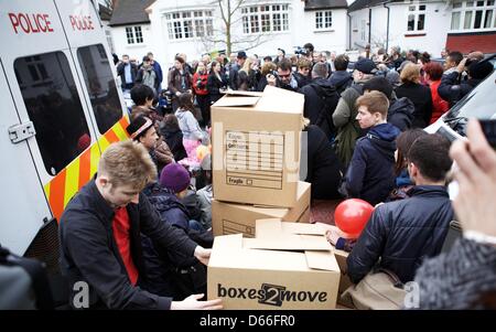 Londra, Regno Unito. Il 13 aprile 2013. I membri dell'anti austerità gruppo UK intonso in scena il loro ultimo atto di disobbedienza civli sotto l'intestazione 'Chi vuole sfrattare un milionario?' nel centro di Londra. Oltre 500 membri del gruppo e di altri attivisti si sono incontrati a Kings Cross Station prima gli organizzatori hanno rivelato la posizione e l'identità della loro ultima destinazione e viaggiato in tutta Londra per tenere una parte di strada al di fuori della casa del Signore Freud. George Henton / Alamy Live News. Foto Stock