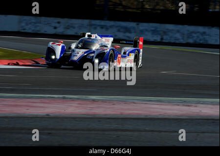 12.04.2013 Northampton, Inghilterra. #7 di classe LMP1 Toyota Racing Toyota TS030 - ibrido di Alexander Wurz (AUT) / Nicolas Lapierre (FRA) in azione durante le prove libere 2 al primo round del FIA World Endurance Championship sul circuito di Silverstone. Foto Stock