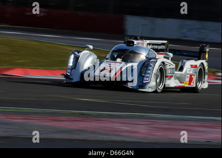 12.04.2013 Northampton, Inghilterra. #2 di classe LMP1 Audi Sport Team Joest Audi R18 e-tron quattro di Tom Kristensen (DNK) / Loic Duval (FRA) / Allan McNish (GBR) in azione durante le prove libere 2 al primo round del FIA World Endurance Championship sul circuito di Silverstone. Foto Stock