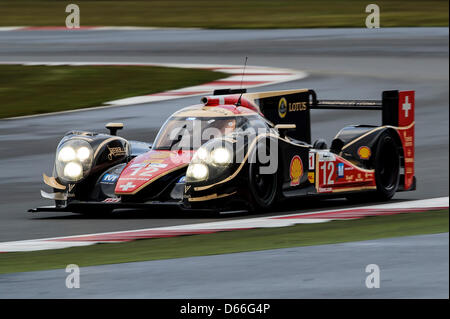 12.04.2013 Northampton, Inghilterra. #12 di classe LMP1 Rebellion Racing Lola B12/60 Coupè - Toyota di Nicolas Prost (FRA) / Neel Jani (CHE) / Nick Heidfeld (DEU) in azione durante le prove libere 2 al primo round del FIA World Endurance Championship sul circuito di Silverstone. Foto Stock