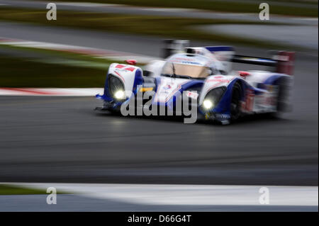 12.04.2013 Northampton, Inghilterra. #7 di classe LMP1 Toyota Racing Toyota TS030 - ibrido di Alexander Wurz (AUT) / Nicolas Lapierre (FRA) in azione durante le prove libere 2 al primo round del FIA World Endurance Championship sul circuito di Silverstone. Foto Stock