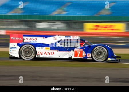 13.04.2013 Silverstone, Inghilterra. Toyota Racing LMP1 Toyota TS030 Hybrid pilotato da Alexander Wurz (AUT) e Nicolas Lapierre (FRA) durante le qualificazioni per il Campionato Mondiale Endurance da Silverstone. Foto Stock