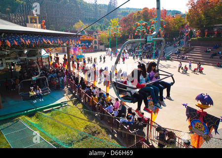 Kids in seggiovia a Everland parco divertimenti in Yongin, Corea del Sud. Foto Stock