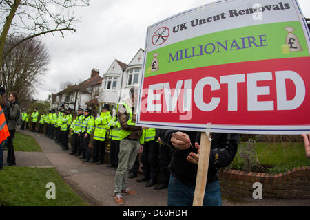 Londra, Regno Unito. Il 13 aprile 2013. Regno Unito intonso stage 'Chi vuole sfrattare un milionario' dell'evento al di fuori della casa di Lord Freud, architetto della riforma del welfare Bill. Credito: Martyn Wheatley / Alamy Live News Foto Stock