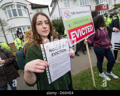 Stadio UKUncut un sfratto al Signore Freud's (Ministro Welfare) casa in Lanbourne Avenue, vicino a Archway. Essi hanno protestato contro la "camera da letto" imposta sotto l'intestazione 'Chi vuole sfrattare un milionario?". La protesta si sono riuniti presso la stazione di Kings Cross e poi si sono diretti a Archway. Londra, UK, 13 aprile 2013. Foto Stock