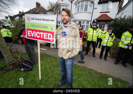 Stadio UKUncut un sfratto al Signore Freud's (Ministro Welfare) casa in Lanbourne Avenue, vicino a Archway. Essi hanno protestato contro la "camera da letto" imposta sotto l'intestazione 'Chi vuole sfrattare un milionario?". La protesta si sono riuniti presso la stazione di Kings Cross e poi si sono diretti a Archway. Londra, UK, 13 aprile 2013. Foto Stock