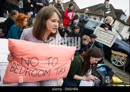 Stadio UKUncut un sfratto al Signore Freud's (Ministro Welfare) casa in Lanbourne Avenue, vicino a Archway. Essi hanno protestato contro la "camera da letto" imposta sotto l'intestazione 'Chi vuole sfrattare un milionario?". La protesta si sono riuniti presso la stazione di Kings Cross e poi si sono diretti a Archway. Londra, UK, 13 aprile 2013. Foto Stock