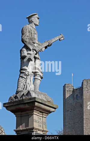 Conisbrough Prima Guerra Mondiale Memorial con Conisbrough Castle in background Foto Stock