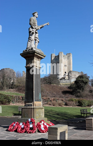 Conisbrough Prima Guerra Mondiale Memorial con Conisbrough Castle in background Foto Stock