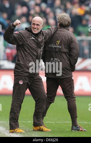 Pauli's head coach Michael Frontzeck celebra la vittoria di 3-1 del tedesco della Seconda Bundesliga devision match tra FC St Pauli e TSV 1860 Monaco di Baviera al Millerntor Stadium di Amburgo, Germania, 13 aprile 2013. Foto: Malte cristiani Foto Stock