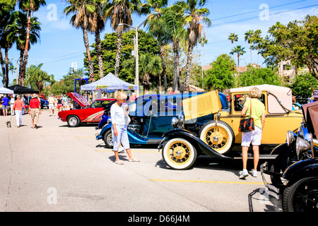 Le persone che ricercano macchine vintage in mostra a Venezia centro FL Foto Stock