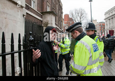 Londra, Regno Unito. Il 13 aprile 2013. Fermo di polizia ricerca giovani credono sono gli anarchici voce ad una festa per celebrare Margaret Thatcher della morte in Trafalgar Square. Credito: Pete Maclaine / Alamy Live News Foto Stock