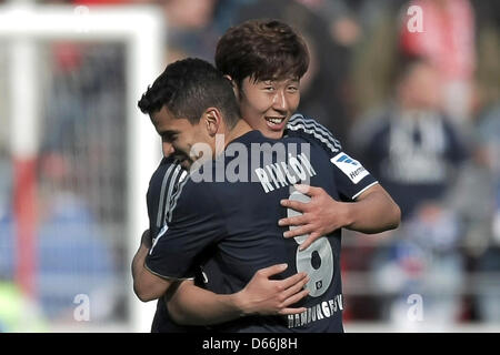 Amburgo, Tomas Rincon (anteriore) e figlio Heung-Min allegria dopo la Bundesliga tedesca partita di calcio tra 1. FSV Mainz 05 e Hamburger SV a Coface Arena a Mainz, Germania, 13 aprile 2013. Foto: FREDRIK VON ERICHSEN (ATTENZIONE: embargo condizioni! Il DFL permette l'ulteriore utilizzazione di fino a 15 foto (solo n. sequntial immagini o video-simili serie di foto consentito) via internet e media on line durante il match (compreso il tempo di emisaturazione), adottate dall'interno dello stadio e/o prima di iniziare la partita. Il DFL permette la trasmissione senza restrizioni di registrazioni digitali durante Foto Stock