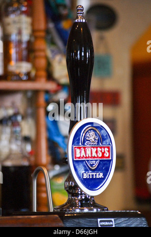 Una delle banche di handpump amaro in un pub Foto Stock