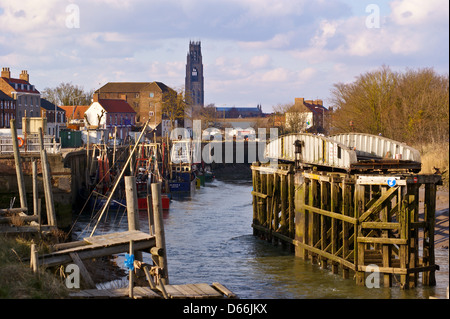 Ponte girevole, l'Haven (fiume Witham) ed il moncone (St. Botoplh la chiesa) e barche da pesca, Boston, Lincolnshire, Inghilterra Foto Stock