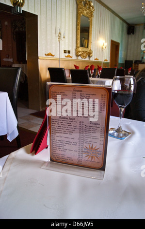 Menu russo in caratteri cirillici a "NV Baltic' bar lettone, Boston, Lincolnshire, Inghilterra con un bicchiere di vino rumeno Foto Stock