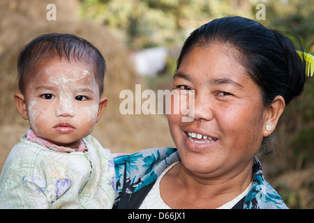 Donna che mantiene il bambino, Yay Kyi village, Mandalay Myanmar (Birmania) Foto Stock