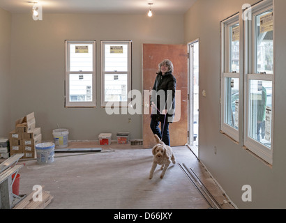 Il nuovo proprietario di un precluso house arriva a ispezionare i lavori di costruzione che è stato fatto. Foto Stock