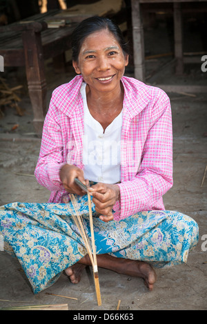 Donna di bambù di suddivisione per rendere una ventola, Yay Kyi village, Mandalay Myanmar (Birmania) Foto Stock