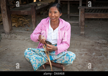 Donna di bambù di suddivisione per rendere una ventola, Yay Kyi village, Mandalay Myanmar (Birmania) Foto Stock