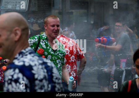 Bangkok, Thailandia, Aprile 13th, 2013. Le persone che si godono il festival dell'acqua. Bangkok festeggia il Songkran, il thai Anno Nuovo. Songkran è nel periodo più caldo dell'anno in Thailandia alla fine della stagione secca e fornisce un alibi per le persone a raffreddare in acqua amichevole i combattimenti che si svolgono in tutto il paese. Credito: Kraig Lieb / Alamy Live News Foto Stock