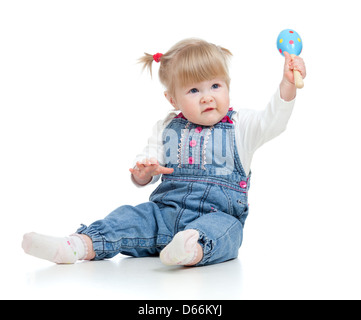 Bambina con giocattoli musicali. Isolato su sfondo bianco Foto Stock