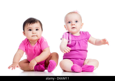 Simpatici baby ragazze seduto accanto a sul pavimento Foto Stock