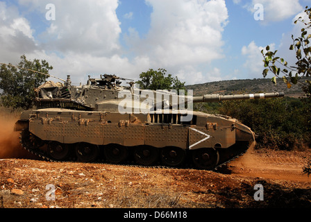 Un carro armato israeliano facendo manovra in campi aperti Foto Stock