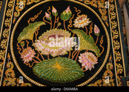 Tessuto ricamato raffiguranti fiori di loto, Mandalay Myanmar (Birmania) Foto Stock