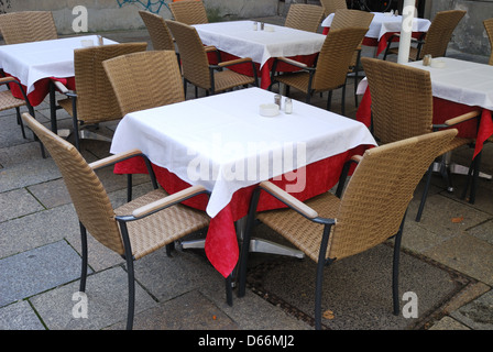 Tabelle vuote in una street cafe Foto Stock