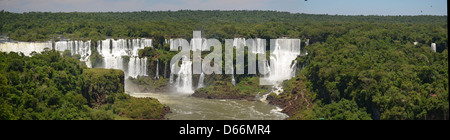 Vista di una sezione della parte argentina di Iguassu Falls. Foto Stock