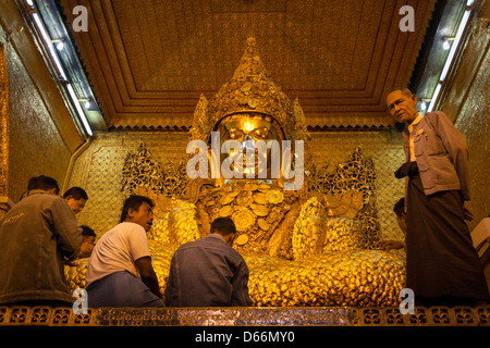 Adoratori accanto al Buddha Mahamuni, Mahamuni Pagoda, Mandalay, Myanmar (Birmania) Foto Stock