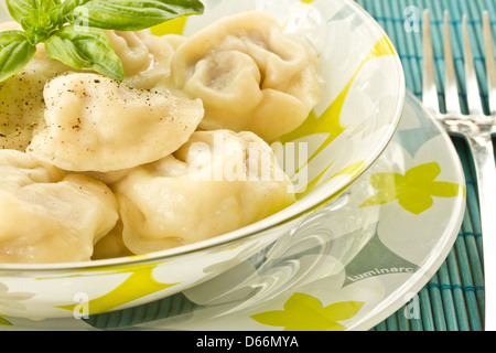 Deliziosa cucinata fresca ravioli su una piastra Foto Stock