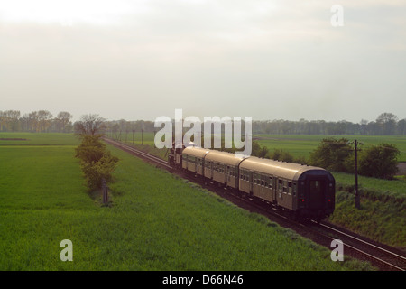 Vapore treno retrò passando attraverso la campagna Foto Stock