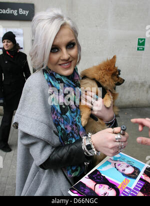 Londra, UK, 13 Aprile 2013: Perrie Edwards da ragazza band Mix poco visto alla BBC radio due studios. WFPA/Alamy Live News Foto Stock