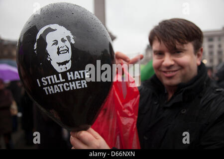 Centinaia di persone si riuniscono per la Margaret Thatcher morte Party a Londra per celebrare il compianto Primo ministro passando lontano. Foto Stock