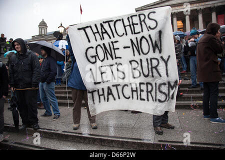 Centinaia di persone si riuniscono per la Margaret Thatcher morte Party a Londra per celebrare il compianto Primo ministro passando lontano. Foto Stock