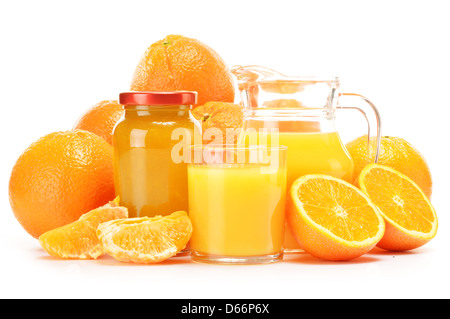 Il vetro e la brocca di succo di arancia, un vasetto di marmellata e frutta. Varietà di prodotti arancione Foto Stock