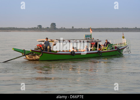 I turisti a bordo di una barca sul fiume Irrawaddy, Bagan, Myanmar (Birmania) Foto Stock